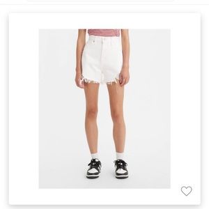 Levi’s • High Waisted Mom Short